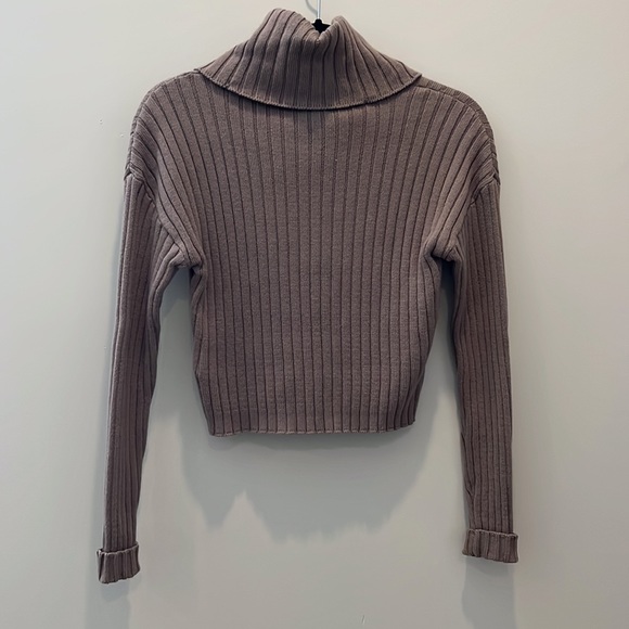 Guess Ribbed Cropped Turtle Neck, Size XS, Taupe, NWT - Picture 2 of 5